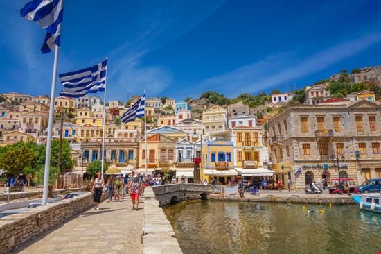 L'isola di Symi L'isola di Symi PitK / Shutterstock.com 