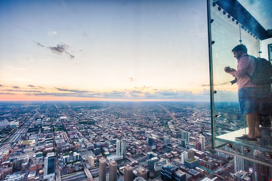 Skydeck Skydeck Salvador Maniquiz / Shutterstock.com 
