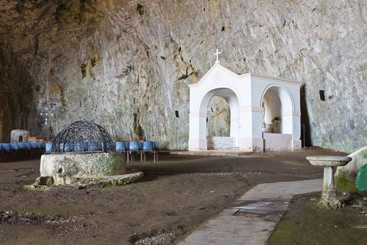 Scavato nella roccia e a picco sul mare: in Calabria c'è un santuario-grotta dove nel '300 avvenne un vero miracolo