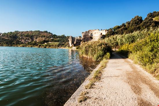Lago d'Averno Lago d'Averno edella - Istockphoto.com 