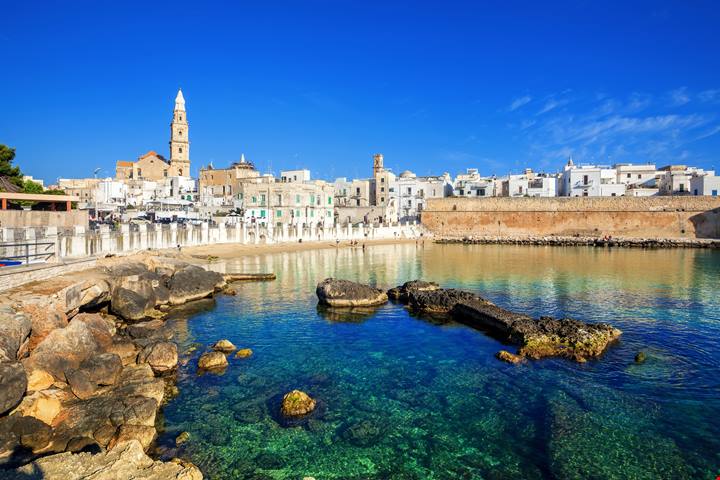 È la piccola Tunisi italiana: la città bianca sul mare blu della Puglia è la regina del Mediterraneo che non ti aspetti