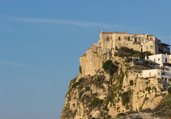 Castello di Peschici Castello di Peschici Edimur / Shutterstock.com 
