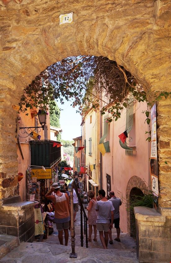 Bormes-les-Mimosas Bormes-les-Mimosas EQRoy / Shutterstock.com 