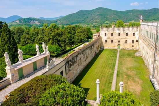 Castello del Catajo Castello del Catajo Luca Lorenzelli / Shutterstock.com 