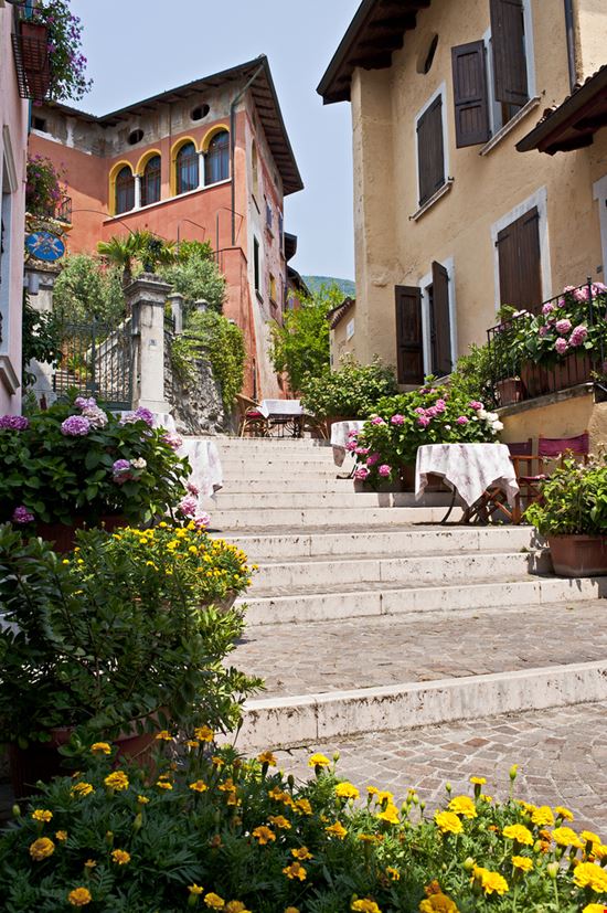 Gardone Riviera Gardone Riviera Diana Crestan - Shutterstock.com 