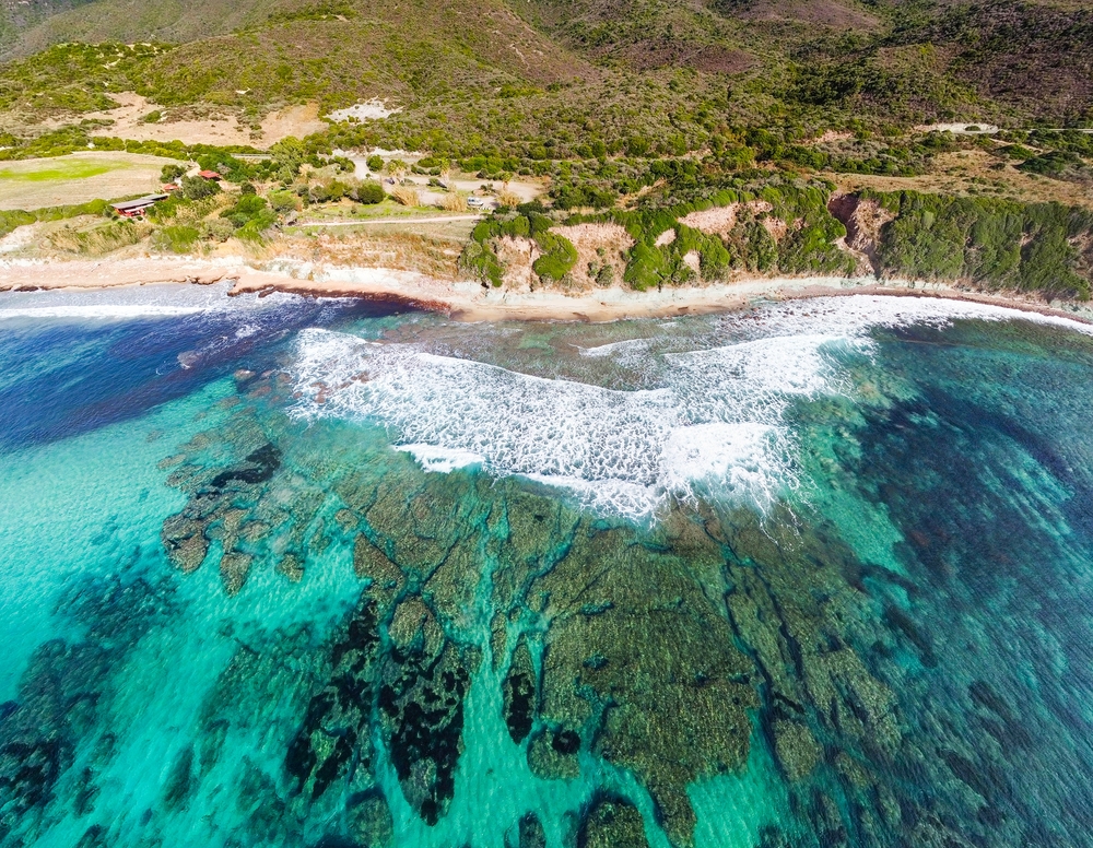 3 nomi per la stessa spiaggia: tra Alghero e Bosa c'è una spiaggia dove la 'farina' si tuffa in un mare caraibico