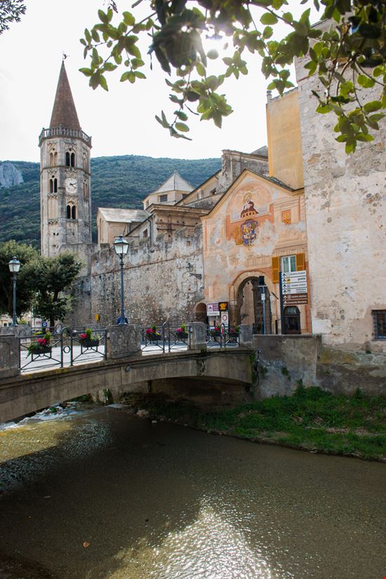 Finalborgo Finalborgo Fabio Lotti - Shutterstock.com 