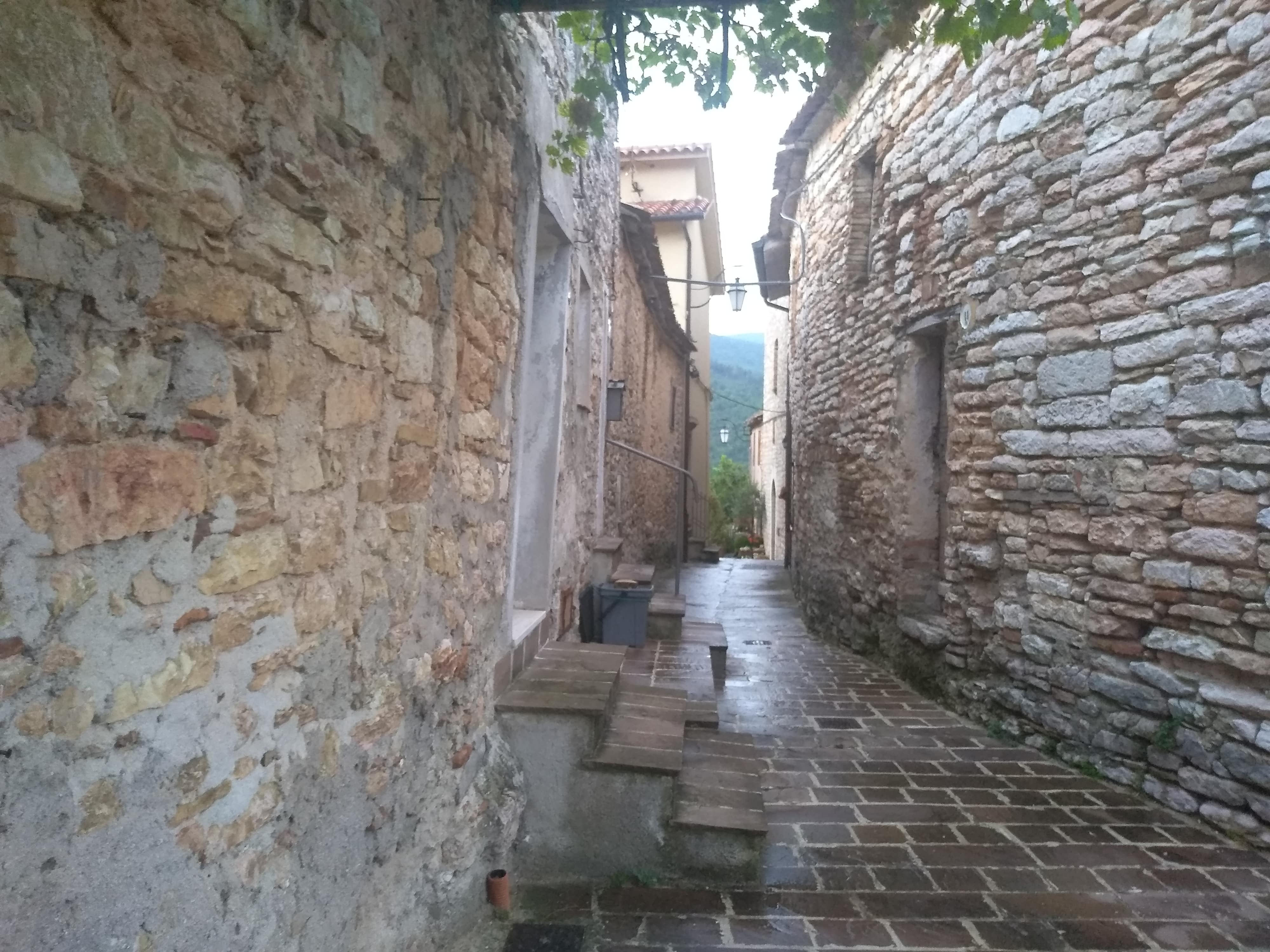 Nelle Marche c'è il borgo romantico che non sapevi esistesse: è il borgo-castello della struggente storia d'amore di Piero e Sara