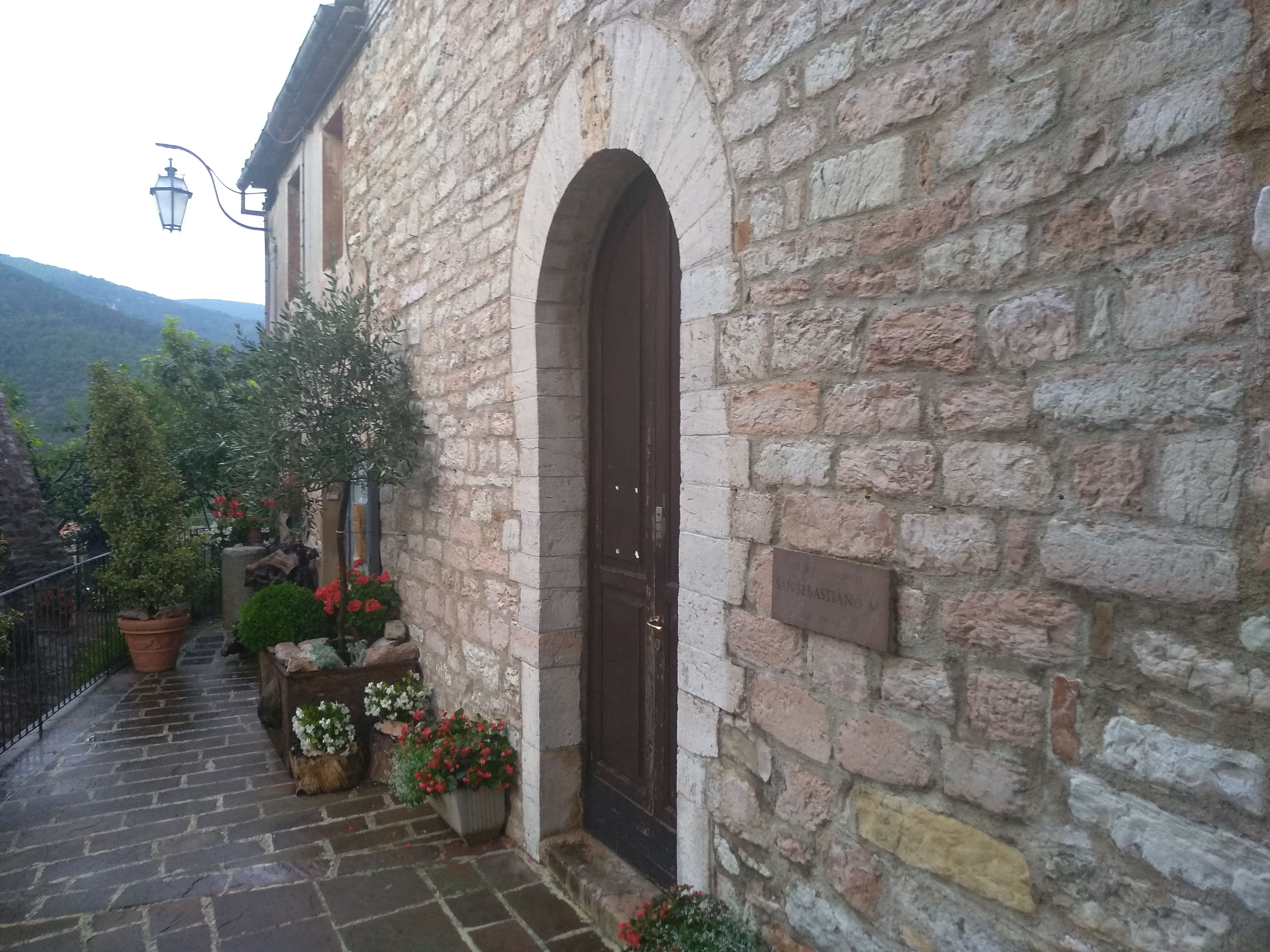 Nelle Marche c'è il borgo romantico che non sapevi esistesse: è il borgo-castello della struggente storia d'amore di Piero e Sara