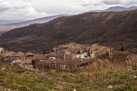 Civita di Bojano Le rovine del borgo romanadr - Shutterstock.com 