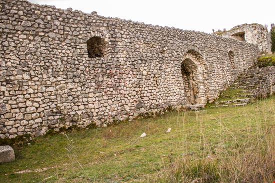 Civita di Bojano Le rovine del borgo romanadr - Shutterstock.com 