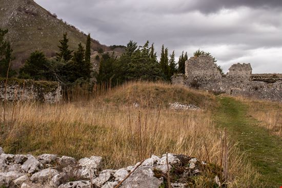 Civita di Bojano Le rovine del borgo romanadr - Shutterstock.com 