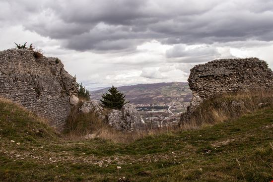 Civita di Bojano Le rovine del borgo romanadr - Shutterstock.com 