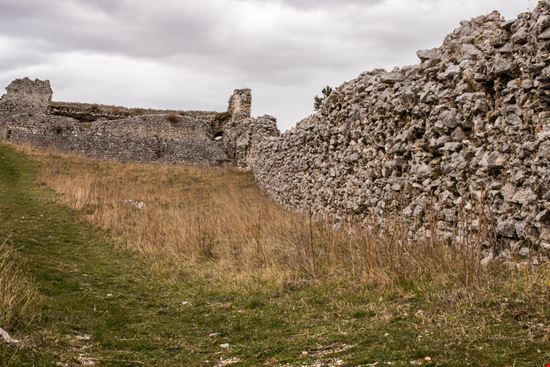 Civita di Bojano Le rovine del borgo romanadr - Shutterstock.com 