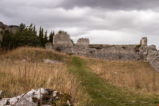 Civita di Bojano Le rovine del borgo romanadr - Shutterstock.com 