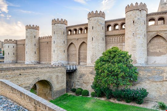 Palazzo dell'Aljafería Palazzo dell'Aljafería Loredana Cirstea - Shutterstock.com 