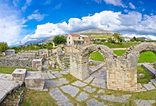 Salona  Salona  xbrchx - Shutterstock.com 