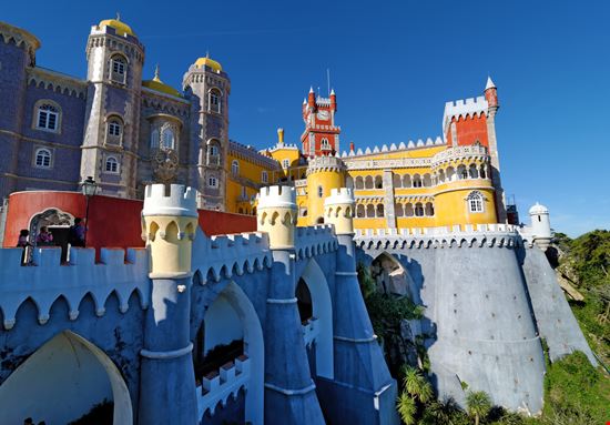 Sintra Palacio de Pena Zoran Karapancev / Shutterstock.com 
