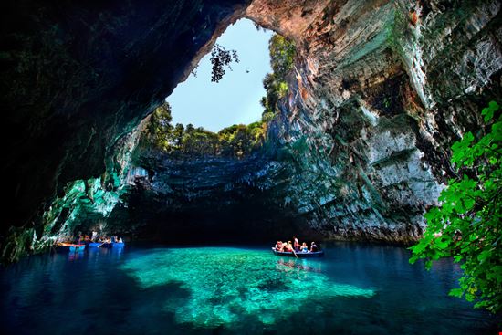 grotta Melissani grotta Melissani Heracles Kritikos / Shutterstock.com 
