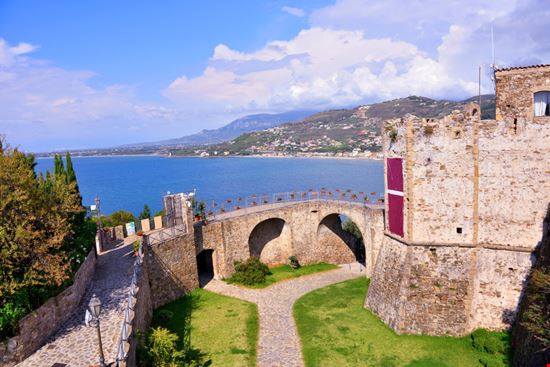 Castello Angioino Castello Angioino maudanros / Shutterstock.com 