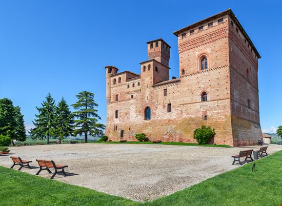 Castelli di Grinzane e Serralunga Castelli di Grinzane e Serralunga Rostislav Glinsky / Shutterstock.com 
