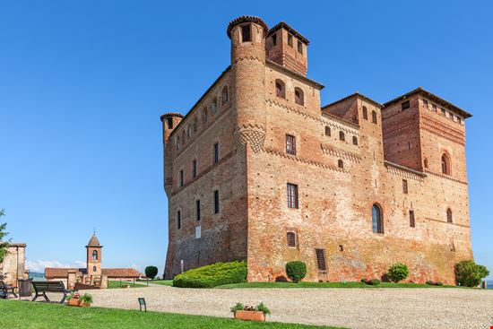 Castelli di Grinzane e Serralunga Castelli di Grinzane e Serralunga Rostislav Glinsky / Shutterstock.com 