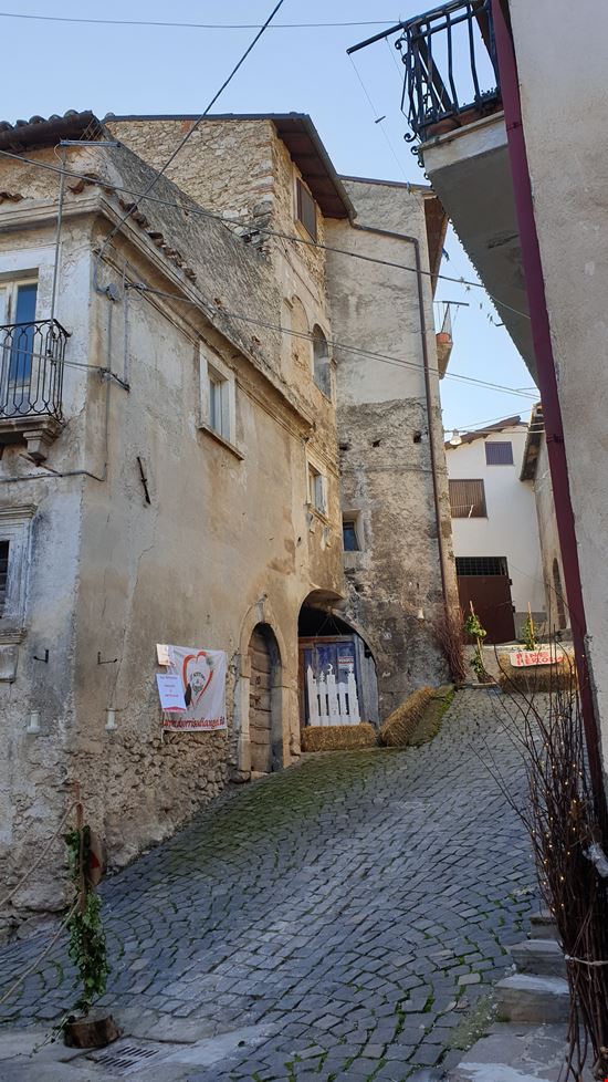 Prata d'Ansidonia Il borgo di Tussio "File:Tussio (Prata d'Ansidonia - AQ) 09.jpg" by Pietro is licensed under CC BY-SA 4.0 