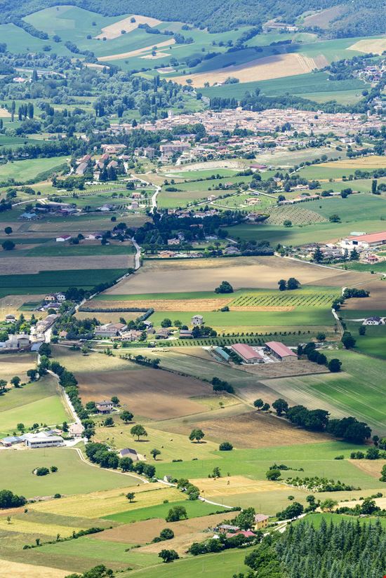 Forca Canapine Il passo di montagna tra Marche e Umbria stock.adobe.com 