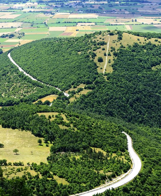 Forca Canapine Il passo di montagna tra Marche e Umbria stock.adobe.com 