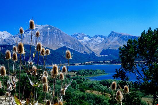 Lago di Campotosto Lo splendido lago d'Abruzzo stock.adobe.com 