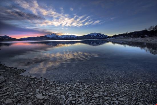 Lago di Campotosto Lo splendido lago d'Abruzzo stock.adobe.com 