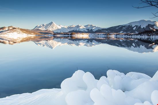 Lago di Campotosto Lo splendido lago d'Abruzzo stock.adobe.com 