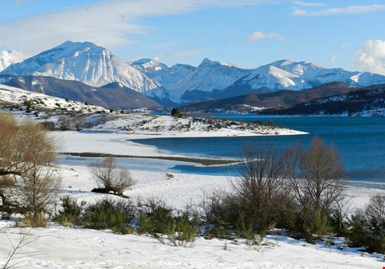 Lago di Campotosto Lo splendido lago d'Abruzzo stock.adobe.com 