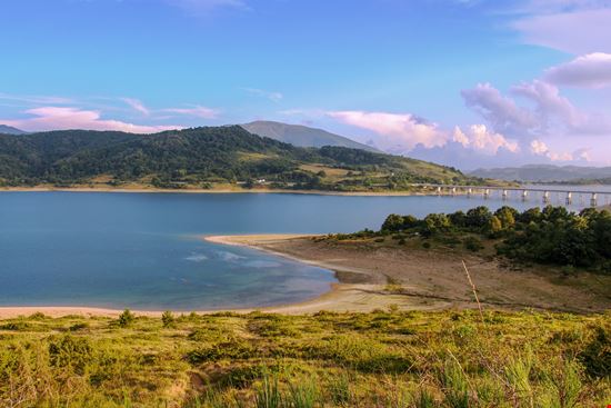 Lago di Campotosto Lo splendido lago d'Abruzzo stock.adobe.com 