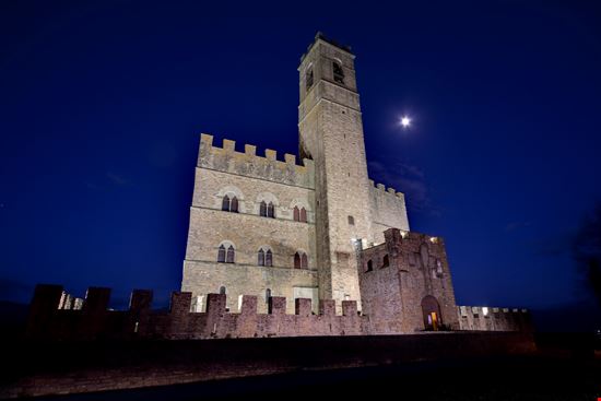 Castello dei Conti Guidi Castello dei Conti Guidi EugenioCini - Istockphoto.com 