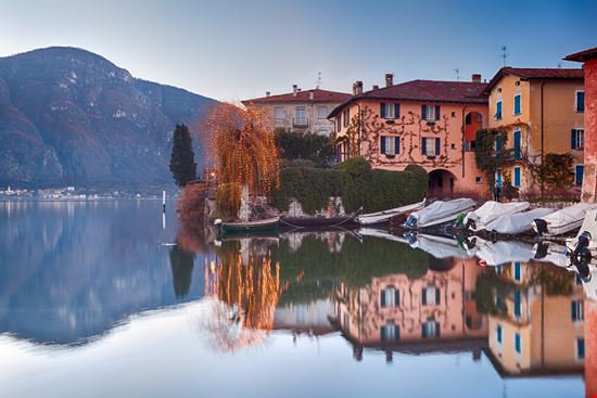 Mandello del Lario Il borgo del Lago di Como stock.adobe.com 