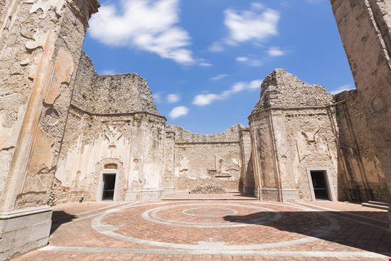 Sant'Angelo dei Lombardi Abbazia del Goleto stock.adobe.com 