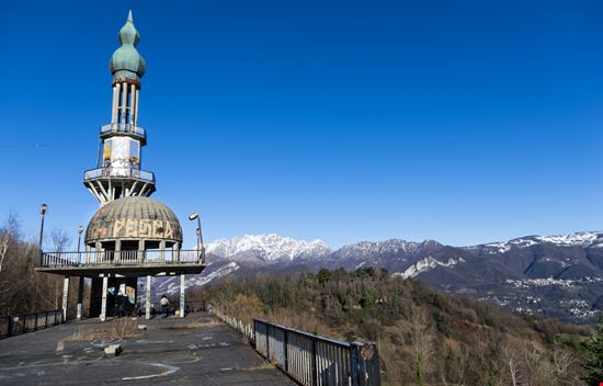 Consonno Consonno oneinchpunch - Shutterstock.com oneinchpunch