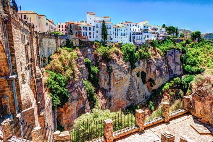 Sono queste le 8 piccole città-gioiello in Europa da visitare il prima possibile, e sono talmente belle da sembrare finte