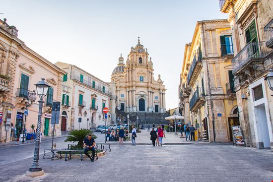 Duomo di San Giorgio Duomo di San Giorgio Paolo Tralli / Shutterstock.com 