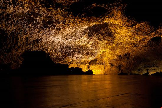 Cueva de los verdes Cueva de los verdes Gonzalo Jara - Shutterstock.com Gonzalo Jara