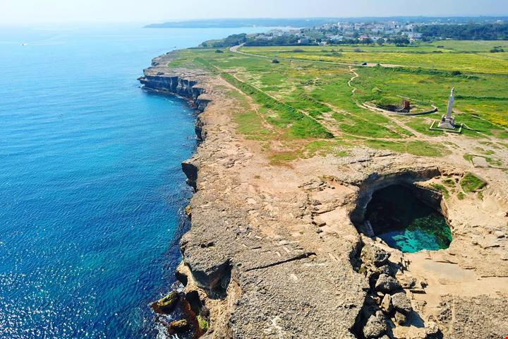 È in Italia ed è tra le più belle al mondo: in Puglia c'è una piscina naturale che è una vera finestra sugli abissi