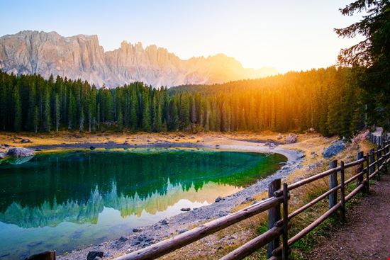 Lago di Carezza il ‘lago dell’arcobaleno’ in Alto Adige stock.adobe.com 