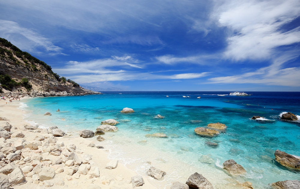 A due passi da Cala Mariolu, la spiaggia delle pulci di neve è il segreto meglio custodito della Sardegna
