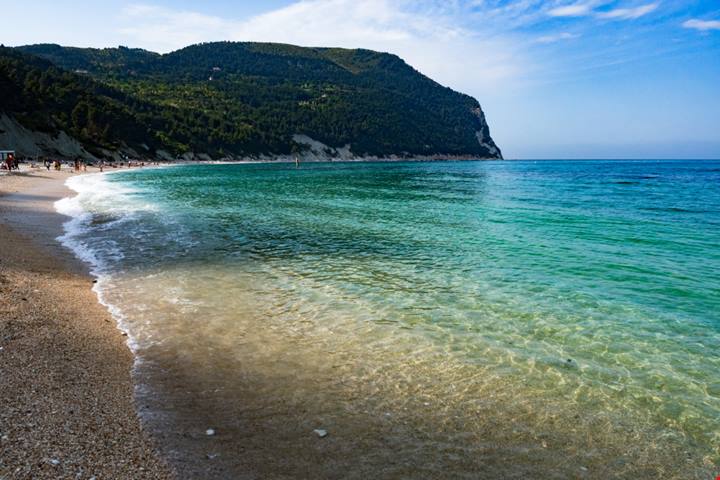 È nel Conero una delle spiagge più belle d'Italia: qui pareti di roccia bianchissima si tuffano in acque cristalline