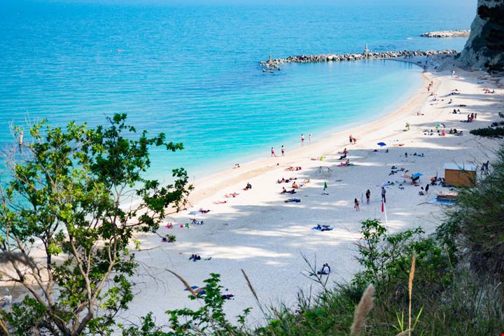 È nel Conero una delle spiagge più belle d'Italia: qui pareti di roccia bianchissima si tuffano in acque cristalline