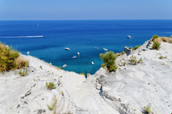 Spiaggia di Acquacalda Spiaggia di Acquacalda Roberto La Rosa - Shutterstock.com 