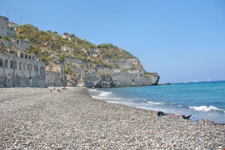 Bianca come la pomice, calda come un vulcano e come lei ce n'è solo una in Turchia: la spiaggia bianca dell'isola è tra le più surreali d'Italia