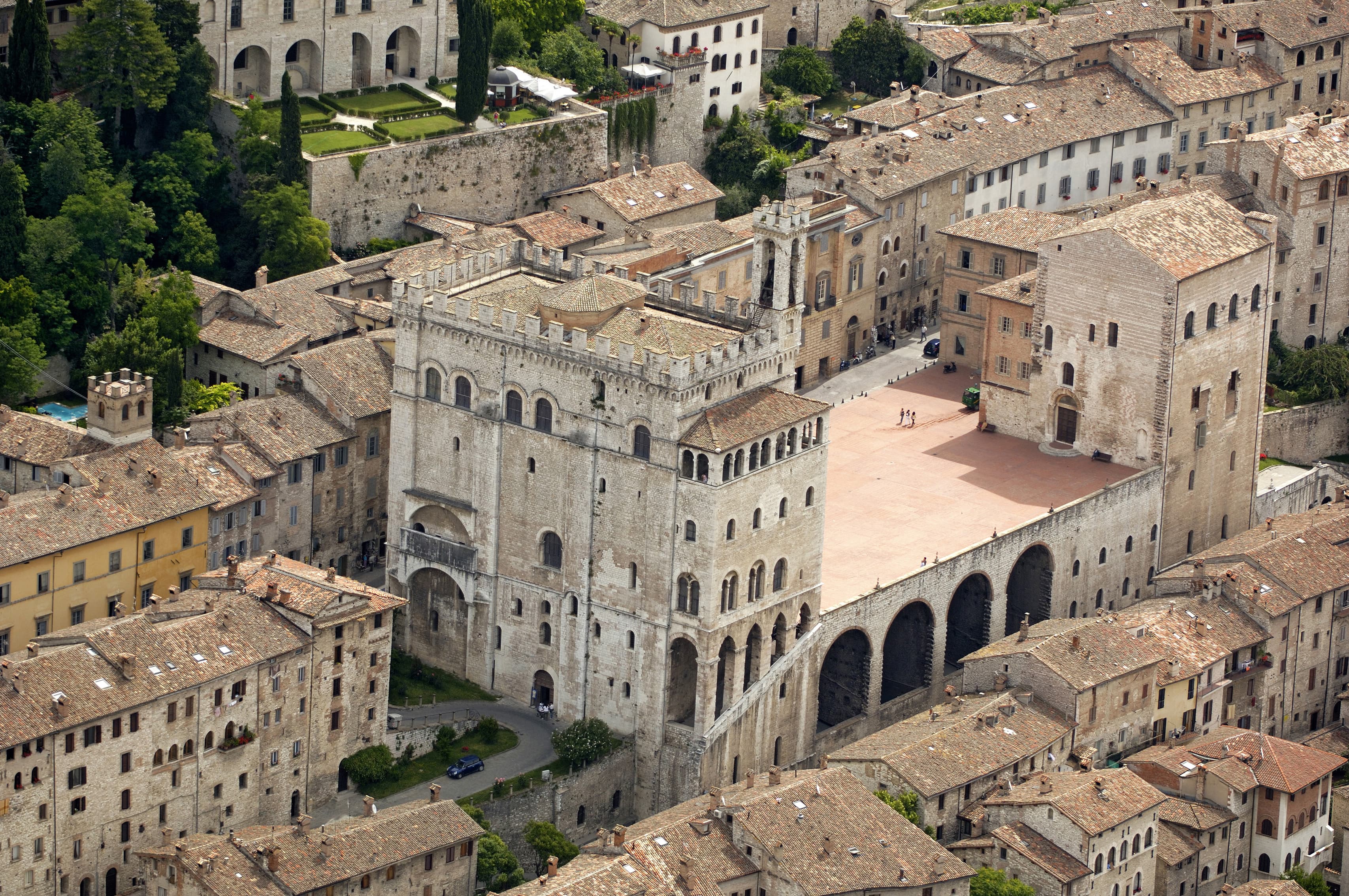 È l'unica e sola 'Città di Pietra', ed è una vera perla da visitare in Umbria: cosa sapere sulla bomboniera da scoprire tra tetti di tegole e torri gentilizie