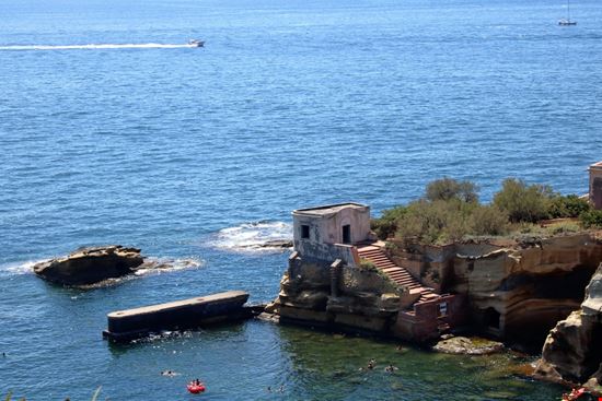 Isola La Gaiola Isola La Gaiola lauradibi - Shuterstock.com 
